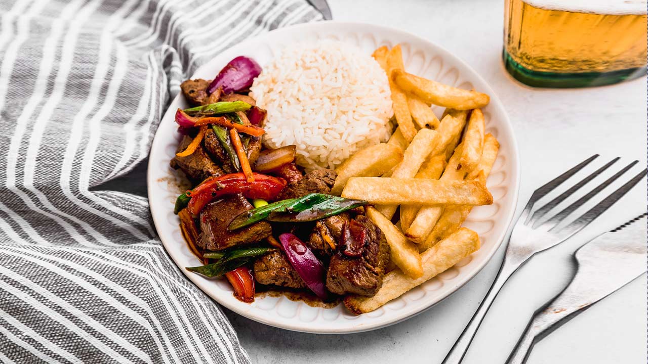 Lomo Saltado Tradicional Peruano