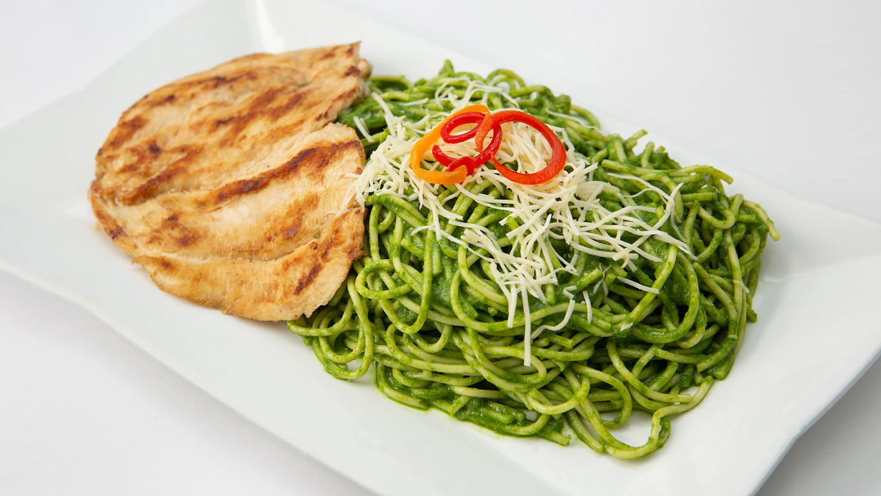 Tallarín Verde con Jígado Frito